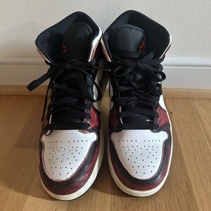 Air Jordan 1 Mid SE Sneakers “wear away Chicago”